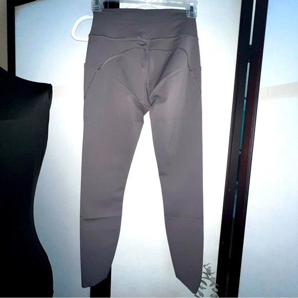 Peloton Women's Essential Tulip Hem Pocket Leggings - Picture 4 of 7